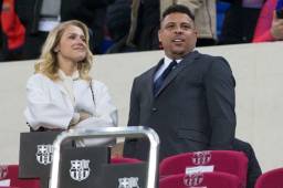 Ronaldo Nazardio junto a su novia Celina Locks en uno de los palcos del Camp Nou.