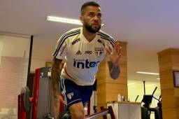Alves dejó de jugar como lateral derecho desde que fichó esta temporada con el Sao Paulo.
