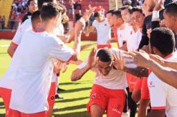 Momentos en que Henry Figueroa era recibido con el famoso pasillo hecho por sus compañeros. Foto @L.D.A.
