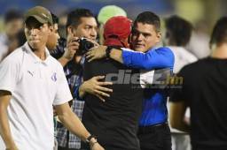 El entrenador Luis Alvarado es felicitado tras finalizar el partido donde vencieron al Real de Minas.