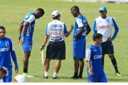 Jorge Luis Pinto en plena conversación con los futbolistas Maynor Figueroa y Brayan Beckeles.
