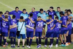 Los jugadores del Alianza de El Salvador cuando hacían el reconocimiento de cancha del estadio Olímpico de San Pedro Sula. Fotos Neptalí Romero