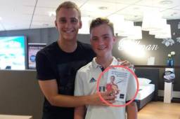 Cillessen en el momento que se fotografiaba con un seguidor del eterno rival.