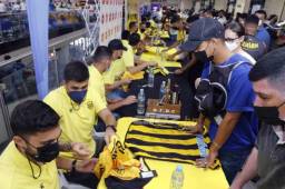 El evento del Real España se llevó a cabo en el supermercado Los Andes. La afición se hizo presente a la firma de autográfos.