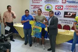 El hondureño Rambo de León posando con la camisa del Municipal Limeño de El Salvador en su presentación este jueves. Foto cortesía Fanáticos