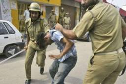 Los policía en la India son agresivos cuando encuentran un ciudadano en la calle que está incumpliendo la orden de toque de queda debido al brote del covid-19.