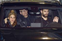 Shakira junto a Gerard Piqué y su suegro.