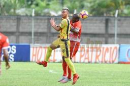 El delantero del Real España, Ángel Tejeda, se quedó de la cancha de Tocoa, a la que culpó del resultado que obtuvieron frente a Real Sociedad.