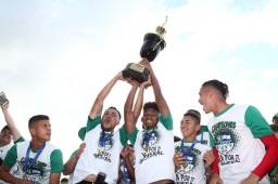 El Atlético Pinares con el trofeo que ganó en diciembre del 2019 antes de la llegada de la pandemia. La Fenafuth les reconoce el título y van por ascender directo.