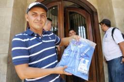Edson Castellón se mostró muy contento por el regalo que le entregó el jugador de la Selección de Honduras, Emilio Izaguirre. Foto Juan Salgado