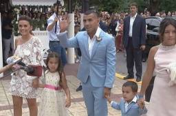 El momento en el que Carlos Tevez y Vanesa Mansilla se dirigían hacia el registro civil. Foto Twitter