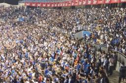 El sector de populares es donde asistió la mayor cantidad de público y donde menos se respetó el distanciamiento.