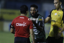 Reinieri Mayorquín se mostró muy molesto al sufrir un tremendo corte en su rostro y los árbitros no castigaron al infractor.