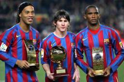 Ronaldinho juanto a Lionel Messi y Samuel Eto'o.