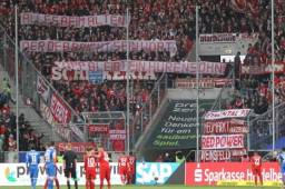 Los futbolistas del Bayern Munich se pararon después de leer los mensajes de odio de sus aficionados hacia el dueño del rival.