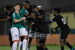 Los jugadores Yerson Gutiérrez y Espíndola son marcados por defensores del Honduras Progreso durante un córner. // Fotos por Neptalí Romero.