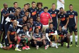 El exboxeador Roberto 'Manos de Piedra' Durán posando con los jugadores de Panamá, luego brindó una pequeña charla motivacional de cara al juego con Honduras. Fotos Juan Salgado