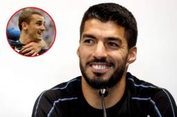Luis Suárez no ve a Griezmann que siente la garra charrúa.