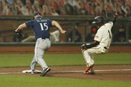 Mauricio Dubón no pudo anotar, pero se despachó con hits en entradas consecutivas.