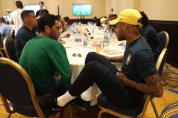 Neymar conversando con Dani Alves durante el almuerzo de la selección de Brasil previo al juego con Serbia. Foto @CBF_Futebol