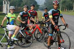 Mario Berríos, su esposa y amigos han encontrado en el ciclismo una tremenda pasión después del fútbol.