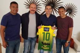 Gonzalo Romero y Claudio Albizuris presentaron en Petapa a Marco Pappa.