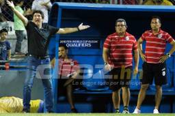 El entrenador del Marathón, Héctor Vargas, viviendo con intensidad el juego contra Real España. Al fondo lo acompañan, Luis Ayala, Jorge Pineda y Víctor Coello.