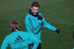 El delantero portugués Cristiano Ronaldo volvió a los entrenos pese a tener un ojo hinchado. Fotos EFE