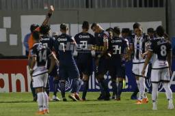 El técnico del Motagua, Diego Vázquez, dice que el árbitro Walter López hizo bien en rectificar su error en el juego con Tauro FC. Foto DIEZ