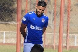 Jorge Álvarez se lesionó de su rodilla y estará de baja por mes y medio.