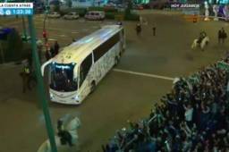 Momento en el que el bus del Real Madrid arribó al Santiago Bernabéu.