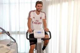 Fabio Borini pasando el reconocimiento médico con el AC Milán.