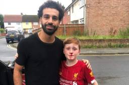 Salah se sacó una foto con un aficionado que terminó ensangrentado por chocar con una farola tras buscarlo.