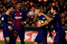 Jordi Alba celebrando su anotación con sus compañeros.