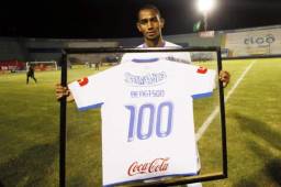 Bengtson luciendo una camisa conmemorativa a sus 100 goles que ha logrado vistiendo las camisas de Vida, Motagua y Olimpia.