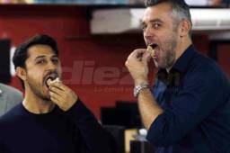 Los periodistas de Australia, Dominic Bossi (izquierda) y Simon Hill (derecha) en su visita a la sala de redacción de Diario DIEZ en San Pedro Sula. Fotos Delmer Martínez