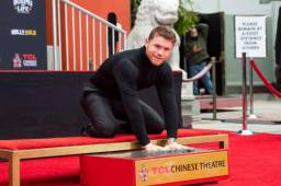 'Canelo' Álvarez plasmó sus huellas en una placa en el Paseo de la Fama de Hollywood.