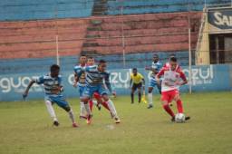 Futbolista de Arsenal controla el esférico ante la mirada de los jugadores de Victoria en uno de sus enfrentamientos en el Clausura 2019 en el Estadio Ceibeño.