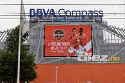 El estaio BBVA Compass está rodeado por la imagen de Alberth Elis y Romell Quioto.