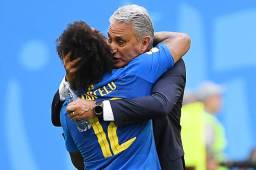 El entrenador de Brasil, Tite, se abraza con Marcelo al final del partido contra Costa Rica. Foto AFP