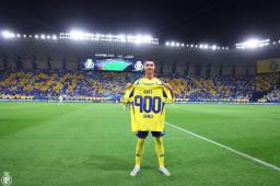Al Nassr le dio una camisa de homenaje a Cristiano Ronaldo por sus 900 goles a lo largo de su carrera y en la misma le pusieron “Goat”. ¿Dardo a Messi?