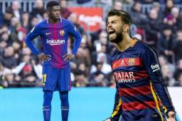 El francés Ousmane Dembélé recibe los consejos del defensor Piqué.