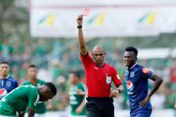 Óscar Moncada al momento de sacar tarjeta roja a Yustin Arboleda.