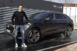 Keylor Navas posando junto a su nuevo y lujoso Audi.
