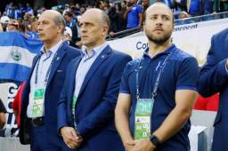 El entrenador de la Selección de Honduras, Fabián Coito, junto a su asistente Miguel Falero y el preparador físico Sebastián Urrutia. Foto DIEZ