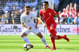 Kosta Barbarouses de Nueva Zelanda y Yoshimar Yotun de Perú, disputan la pelota durante el partido eliminatorio por el repechaje al Mundial. Foto AFP