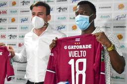 Darixon Vuelto posando con la camisa 18 que vestirá en el Saprissa. El atacante hondureño dice que llega con la ilusión de coronarse campeón en Costa Rica.