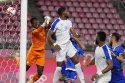 Por un golpe en la cadera, Alex Güity no pudo continuar en el juego ante Rumania.