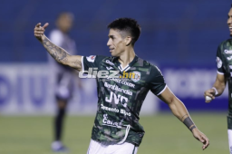 El volante uruguayo se gastó una joya de gol que está dando los tres puntos al cuadro verdolaga.