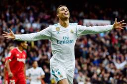 Cristiano Ronaldo celebra en el Santiago Bernabéu el doblete que le está marcando al Sevilla. Foto AFP